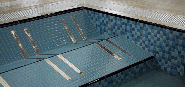 Dostavba městského plaveckého bazénu v Liberci. Použité obklady a dlažby, keramická mozaika: SERAPOOL.