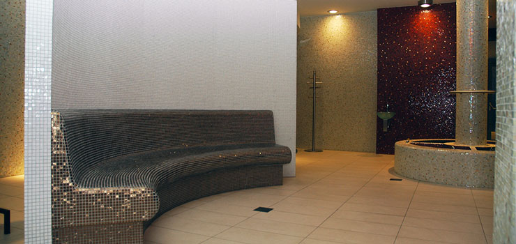 Wellness Hotel Vitality ve Vendryni. Bazén, wellness, sauny. Použité skleněné mozaiky: SICIS.