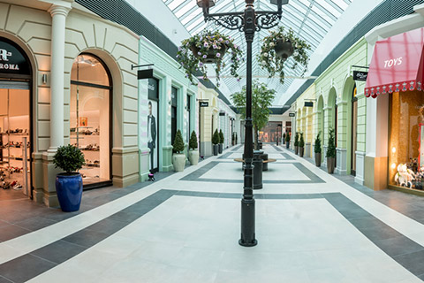 Keramické dlažby Keope a Saime v nákupním centru v Tuchoměřicích u Prahy